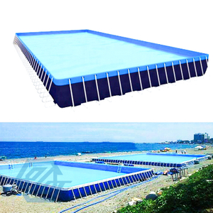 Sommerlicher oberirdischer gro&szlig;er Metallrahmen-Swimmingpool im Freien mit Filter und Leiter