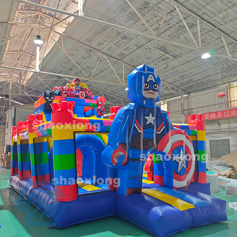Casa gonfiabile gonfiabile a tema LEGO Marvel con scivolo