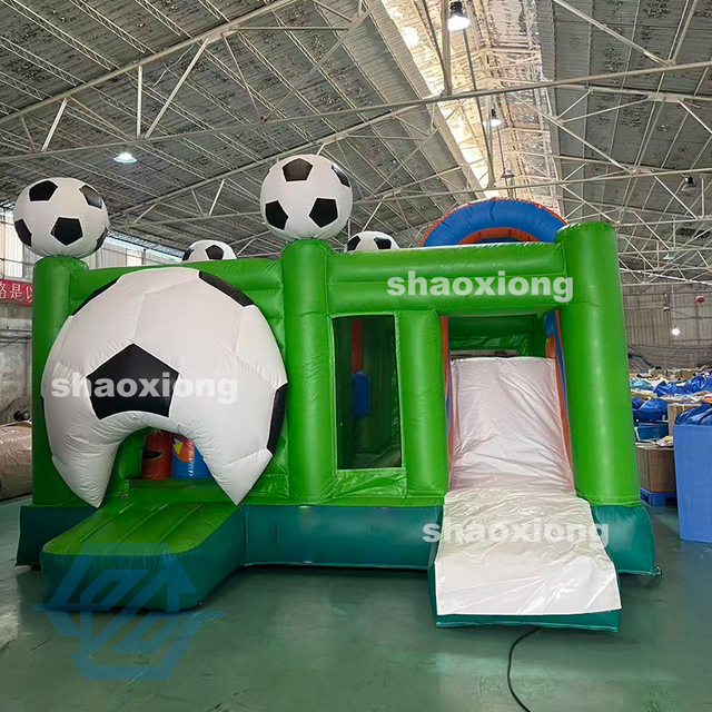 Maison gonflable de rebond sur le th&egrave;me du football avec toboggan
