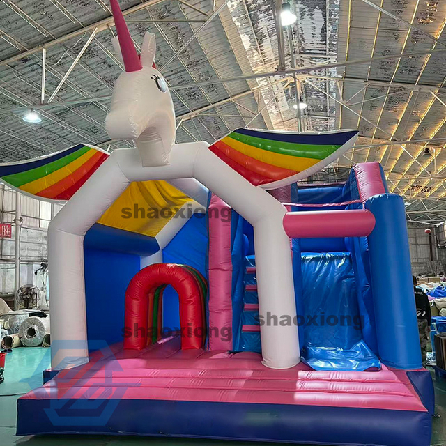 Casa gonfiabile a tema cavallo arcobaleno con scivolo