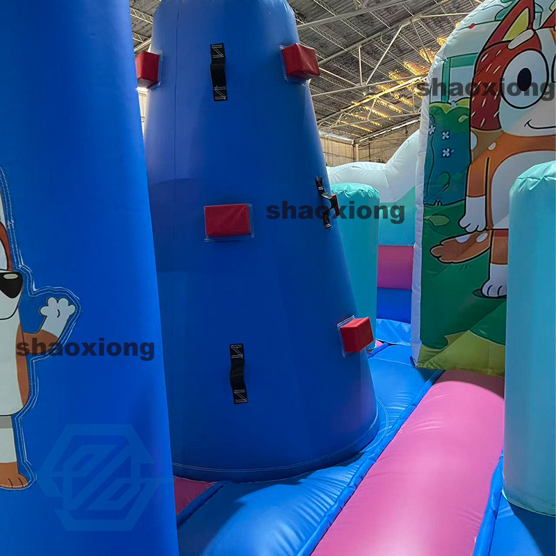 Casa de rebote inflable con tema Bluey y tobog&aacute;n