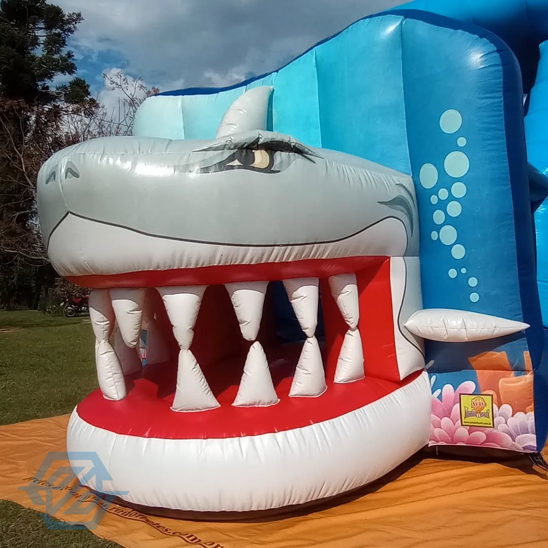 Scivoli gonfiabili per castello a tema oceano con squalo per bambini all'aperto 
