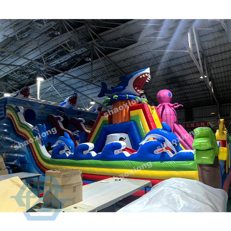  Parco giochi gonfiabile per parco tematico oceanico con scivolo da arrampicata