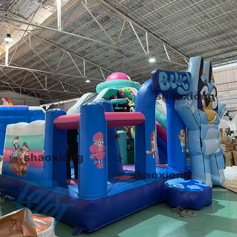 Casa de rebote inflable con tema Bluey y tobog&aacute;n
