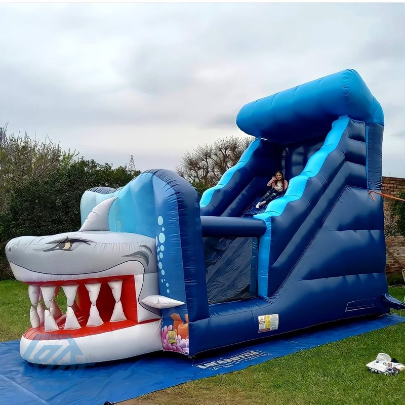 Scivoli gonfiabili per castello a tema oceano con squalo per bambini all'aperto 