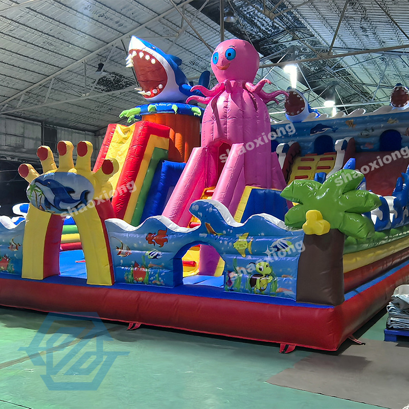  Parco giochi gonfiabile per parco tematico oceanico con scivolo da arrampicata