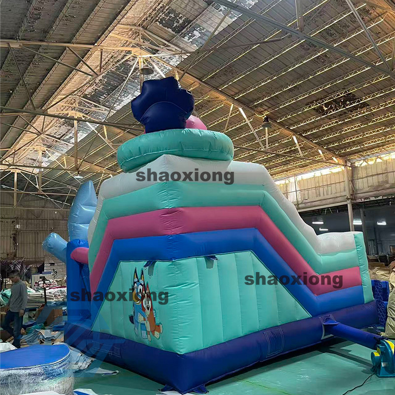 Casa de rebote inflable con tema Bluey y tobog&aacute;n