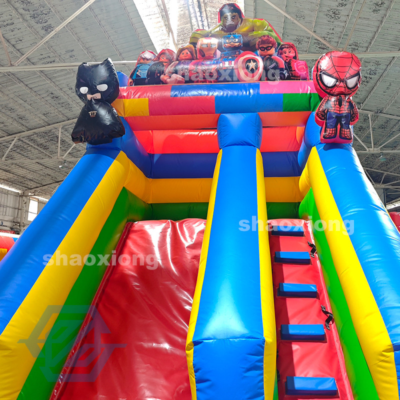 Casa gonfiabile gonfiabile a tema LEGO Marvel con scivolo