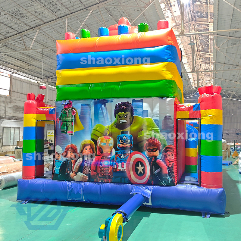 Casa gonfiabile gonfiabile a tema LEGO Marvel con scivolo