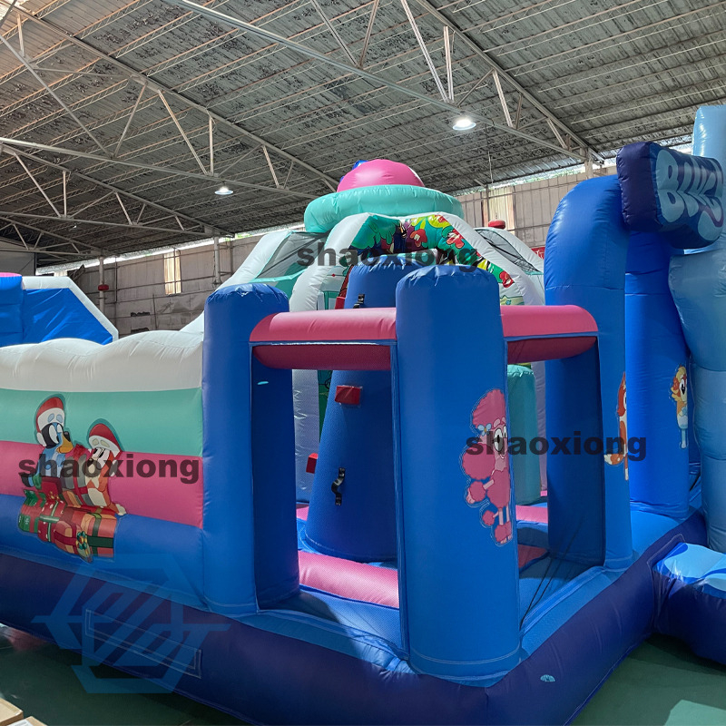 Casa de rebote inflable con tema Bluey y tobog&aacute;n