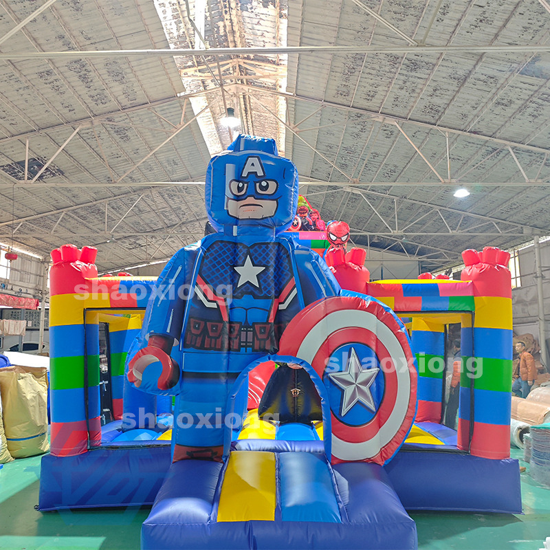 Casa gonfiabile gonfiabile a tema LEGO Marvel con scivolo